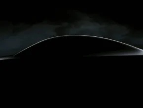 Silueta nově připravovaného elektromobilu, nejspíš Tesla Model 2. Jeho cena by se měla pohybovat kolem $25 000, v přepočtu půl milionu korun. foto: Tesla