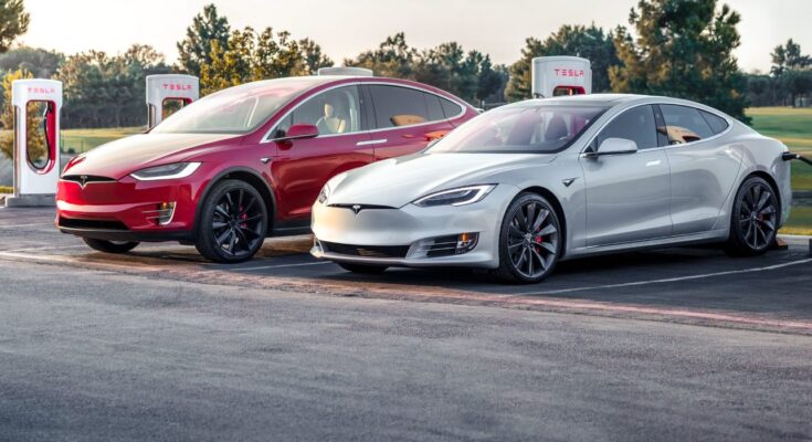 Elektromobily Tesla Model X a Model S se nabíjejí u nabíjecí stanice Tesla Supercharger. foto: Tesla