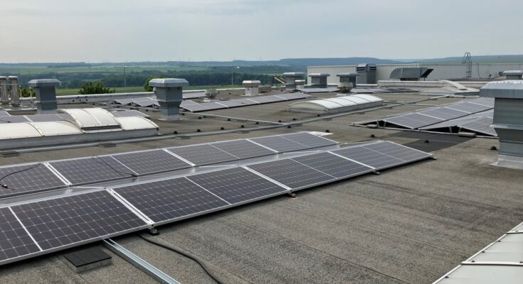 Jedna z největších střešních solárních elektráren vyroste na továrně společnosti Aisan Industry Czech v Lounech. foto: ČEZ ESCO