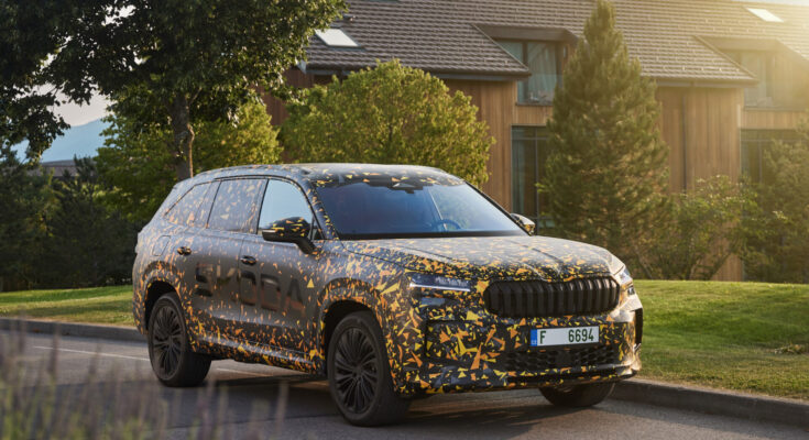 Nová generace SUV Škoda Kodiaq přichází také jako plug-in hybrid, zatím ještě v líbivém maskování. foto: Škoda Auto