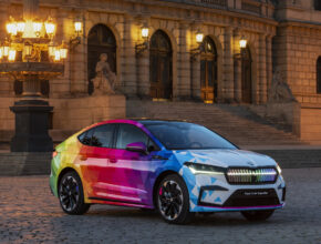 Základem je sériový elektromobil Škoda Enyaq Coupé, který má umocněný vzhled díky nápaditému barevnému řešení a osobitým designovým prvkům v interiéru. Duhové tóny obsahuje rovněž podsvícená maska Crystal Face. Svislé lamely a horizontální linku masky osvětluje 131 bílých a barevných diod. foto: Škoda Auto