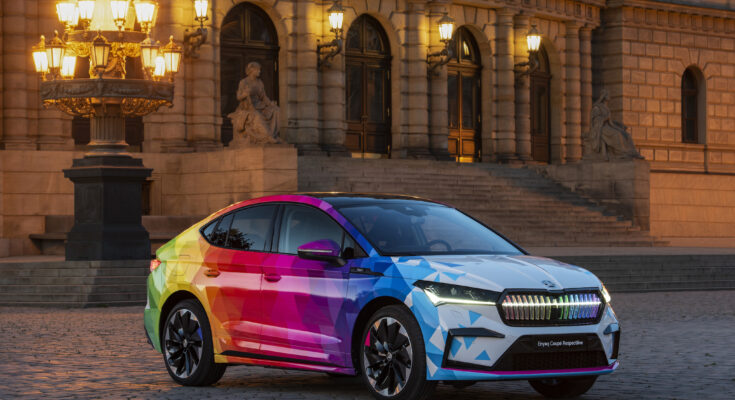 Základem je sériový elektromobil Škoda Enyaq Coupé, který má umocněný vzhled díky nápaditému barevnému řešení a osobitým designovým prvkům v interiéru. Duhové tóny obsahuje rovněž podsvícená maska Crystal Face. Svislé lamely a horizontální linku masky osvětluje 131 bílých a barevných diod. foto: Škoda Auto