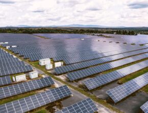 T-Mobile je největší operátor v ČR, který poskytuje mobilní služby již 6,44 milionům zákazníků. ČEZ ESCO je předním českým expertem na úsporná energetická řešení, dodavatel bezemisní a zelené energie a partner českého průmyslu a veřejné správy na cestě k dekarbonizaci a udržitelnosti. foto: ČEZ