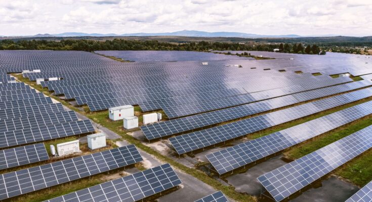 T-Mobile je největší operátor v ČR, který poskytuje mobilní služby již 6,44 milionům zákazníků. ČEZ ESCO je předním českým expertem na úsporná energetická řešení, dodavatel bezemisní a zelené energie a partner českého průmyslu a veřejné správy na cestě k dekarbonizaci a udržitelnosti. foto: ČEZ