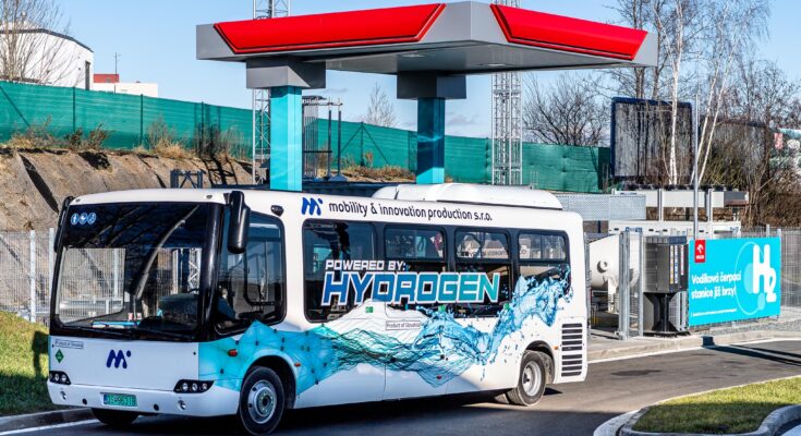 Plnění vodíkového autobusu na čerpací stanici na Barrandově, 17. ledna 2023, Praha. foto: PKN Orlen Unipetrol