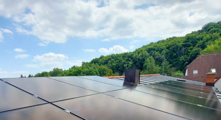 Dokončená instalace fotovoltaické elektrárny na rodinném domě. foto: Schlieger