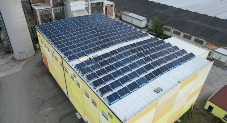 Tuplovaný obnovitelný zdroj: Biomasová elektrárna v Jindřichově Hradci vyrábí elektřinu i ze slunce. foto: ČEZ