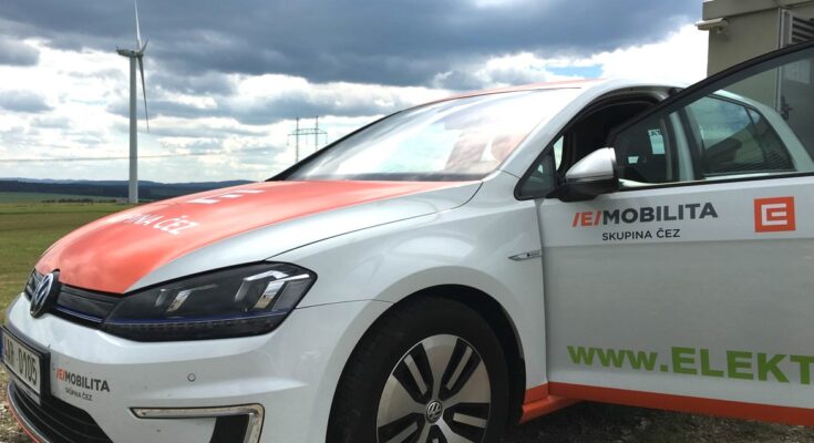 Elektromobil Volkswagen e-Golf u větrné elektrárny ČEZ. foto: ČEZ