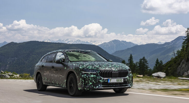 Obliba modelu Škoda Superb s každou generací stoupá. V letech 2001-2008 se prodalo celkem 137 000 vozů první novodobé generace. Druhá generace se vyráběla v letech 2008 až 2015 a jako první nabídla zákazníkům verzi kombi. Celkem bylo dodáno 618 000 vozů. Třetí generace, vyráběná od roku 2015, překonala v celkových prodejích všech generací modelu Superb hranici jednoho milionu vozů. Do konce května 2023 bylo zákazníkům dodáno 805 000 vozů třetí generace. foto: Škoda Auto