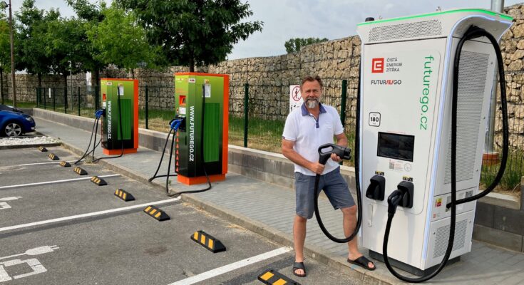 Petr Marcinčák u nejrychlejší dobíjecí stanice v ČR. foto: ČEZ