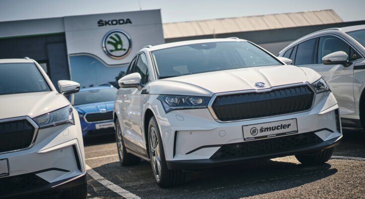 Skupina ČEZ elektrifikuje vozový park. ČEZ Distribuce převzala od Škoda Auto 23 vozů Enyaq. foto: ČEZ