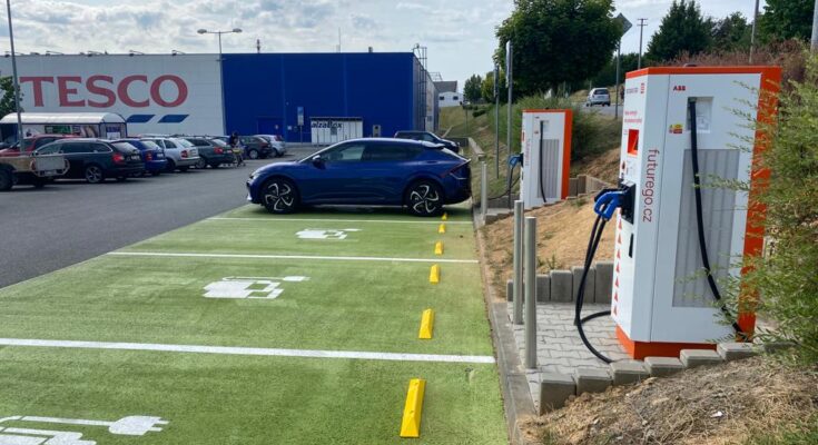 Nabíjecí stanice pro elektromobily ČEZ u Tesco Klatovy. foto: ČEZ
