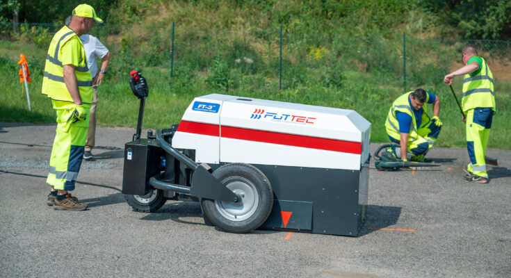 Mobilní cestář FT3+ při opravě výtluku mikrovlnnou technologií FUTTEC. foto: FUTTEC