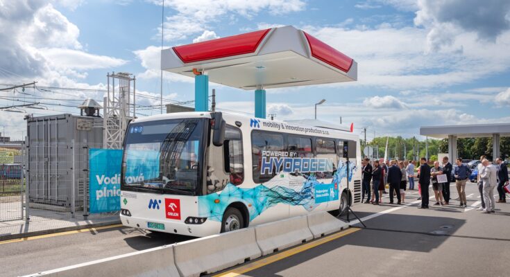 Vodíkový autobus u vodíkové plnící stanice. foto: ORLEN Unipetrol