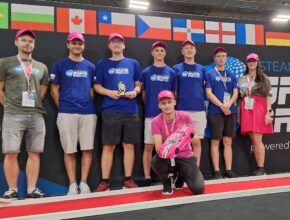 Studentský tým Pink Hawk se svou vodíkovou formulí. foto: Pink Hawk