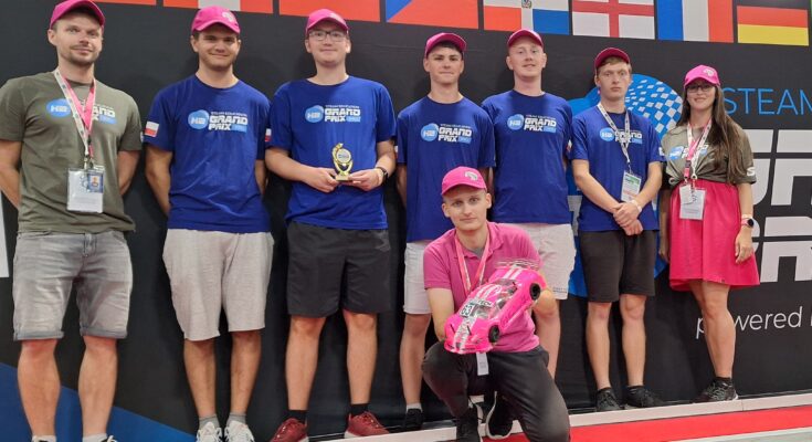 Studentský tým Pink Hawk se svou vodíkovou formulí. foto: Pink Hawk