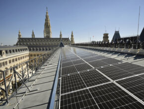 Solární elektrárna na střeše historické budovy vídeňské radnice. foto: (c) Johannes Zinner