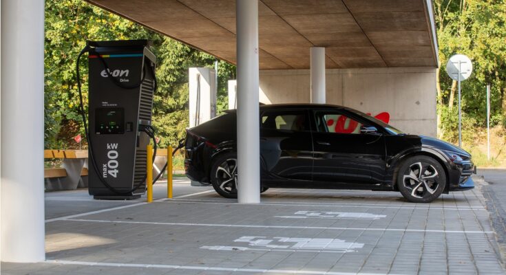 Společnost E.ON otevřela nejrychlejší dobíječku elektromobilů v České republice. Stojí na Vystrkově u Humpolce. foto: E.ON