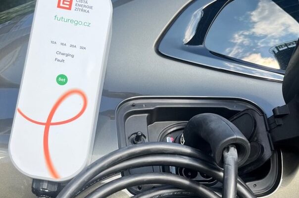 Dobíjecí stanice rozpozná kabel a automaticky nastaví správné parametry pro nabíjení. Provozovatelům firemních fleetů umožní komplexní přehled o dobíjení firemní flotily na veřejných dobíjecích hubech, firemních wallboxech nebo ze standardní zásuvky u zaměstnanců doma. foto: ČEZ