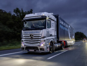 Daimler Truck dosáhl rekordní jízdou #HydrogenRecordRun dalšího milníku v rámci dvojité strategie založené na vozidlech s pohonem na vodík nebo elektřinu z akumulátorů. foto: Daimler