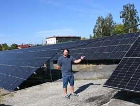 Majitel Hřebčína Albertovec Josef Hájek mezi panely fotovoltaické elektrárny. foto: ČEZ