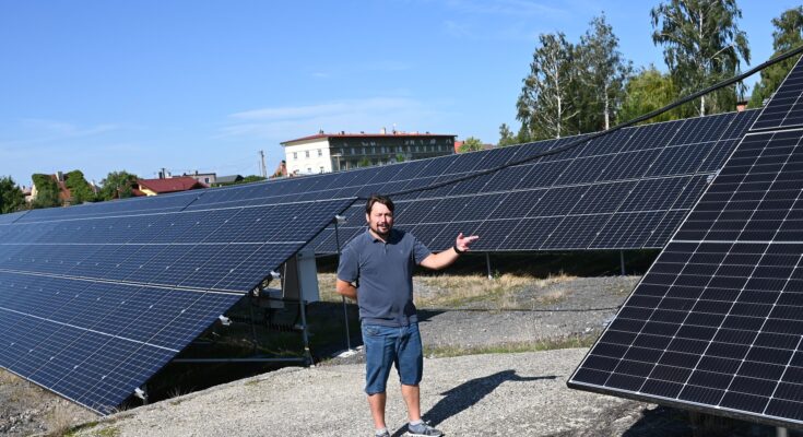 Majitel Hřebčína Albertovec Josef Hájek mezi panely fotovoltaické elektrárny. foto: ČEZ