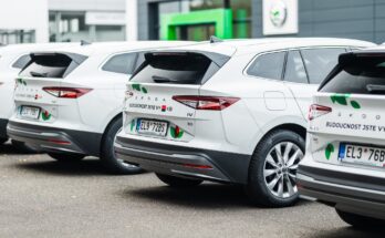 Na základě spokojenosti s fungováním vozů Škoda Enyaq nyní dochází k dalšímu rozšíření vozového parku Komerční banky. Modelová řada Enyaq slaví úspěchy u větší i menší fleetové klientely. foto: Škoda Auto