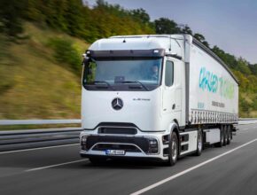 S nabíjením během legislativně předepsaných přestávek pro odpočinek řidiče je možné za den ujet výrazně více než 1000 kilometrů. foto: Mercedes-Benz Trucks