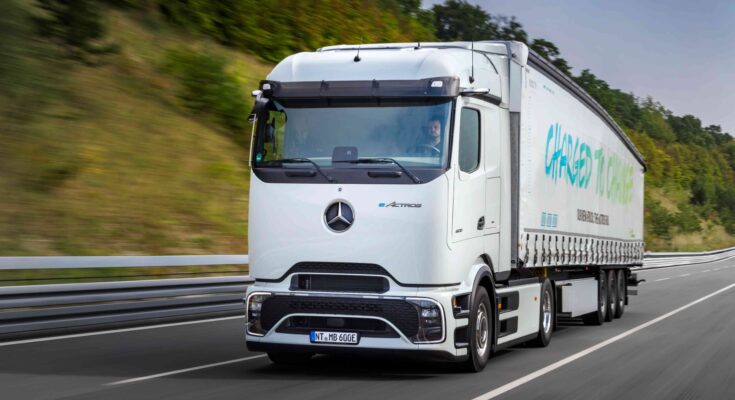 S nabíjením během legislativně předepsaných přestávek pro odpočinek řidiče je možné za den ujet výrazně více než 1000 kilometrů. foto: Mercedes-Benz Trucks