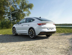 Modely rodiny Enyaq se dočkají drobných vizuálních změn, které přinesou soulad s novou vizuální identitou značky. Chybět nebudou nová loga a nápisy, naopak z nich mizí označení iV. foto: Škoda Auto