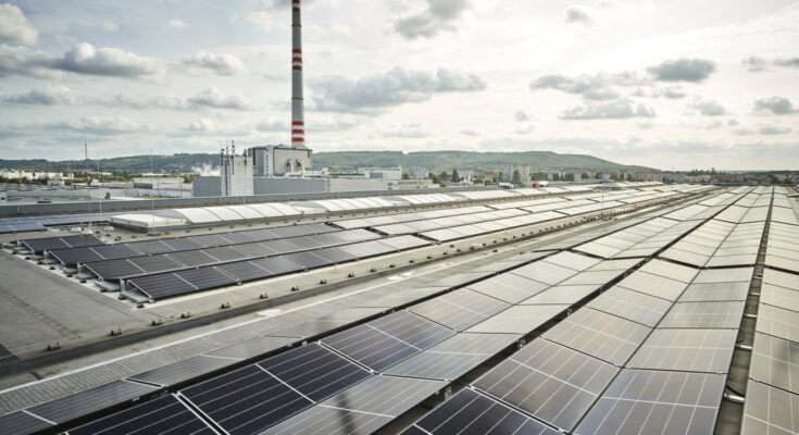 Fotovoltaická elektrárna o výkonu 2,2 MW od ČEZ ESCO na hale M12L společnosti Škoda Auto v Mladé Boleslavi. foto: ČEZ