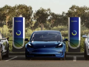 Nabíjecí stanice Tesla Supercharger v barvách sítě BP Pulse. foto: BP