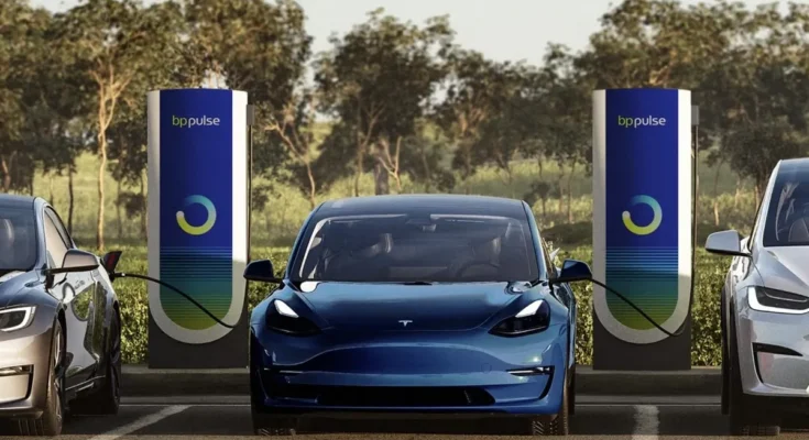 Nabíjecí stanice Tesla Supercharger v barvách sítě BP Pulse. foto: BP