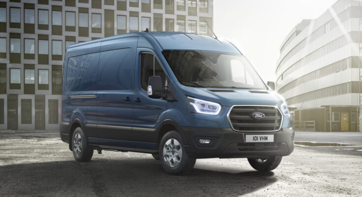 Modely Transit a E-Transit jsou plně integrovány s nabídkou nabíjení, softwaru a servisu Ford Pro. Vylepšená přední náprava, nová osmistupňová automatická převodovka a lehčí podvozek pomáhají maximalizovat nosnost a zlepšují ovladatelnost, výkon a účinnost vozidla. foto: Ford