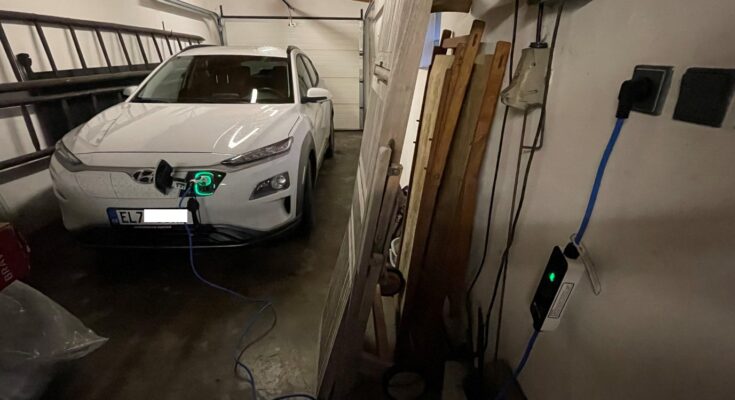 Nabíjení elektromobilu Hyundai Kona na běžné 230V nabíječce. foto: archiv autora