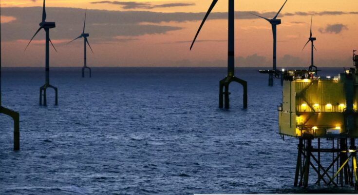 Vůbec první připojení k síti HVDC z větrné farmy na moři, konvertorová stanice BorWin1 v Severním moři. foto: Hitachi Energy
