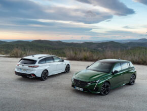 Nové elektromobily Peugeot e-308 už je možné objednávat. Cena elektromobilu Peugeot e-308 SW začne na 985 500 Kč (akční cena, běžná je 1 095 000 Kč). Cena elektromobilu Peugeot e-308 bude začínat na 954 000 Kč (akční, běžná 1 060 000 Kč). foto: Peugeot