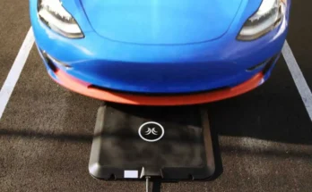 Bezdrátová nabíječka Halo společnosti WiTriCity a elektromobil Tesla Model 3. foto: WiTriCity