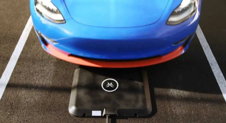 Bezdrátová nabíječka Halo společnosti WiTriCity a elektromobil Tesla Model 3. foto: WiTriCity