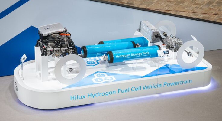Odhalené vnitřnosti prototypu vodíkového pick-upu Toyota Hilux s viditelnými nádržemi na vodík. foto: Toyota