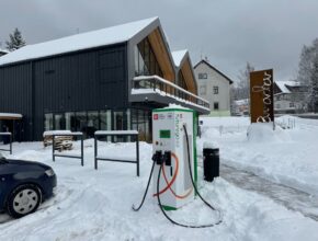 Ultra-rychlá nabíjecí stanice pro elektromobily ČEZ v Harrachově. foto: ČEZ