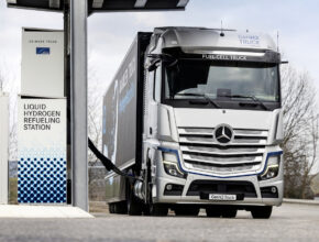 Vodíkový tahač Mercedes-Benz u vodíkové čerpací stanice. foto: Daimler
