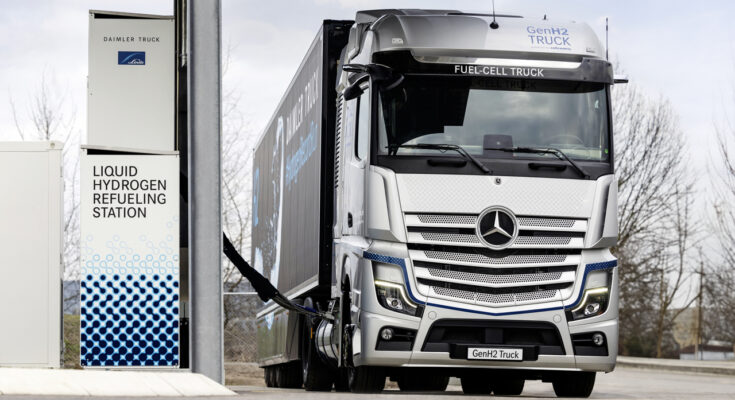 Vodíkový tahač Mercedes-Benz u vodíkové čerpací stanice. foto: Daimler