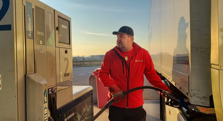 HVO100 je řešením pro dopravce, kteří chtějí začít snižovat emise okamžitě, a ne až po velkých investicích do vozového parku. To je i případ dopravní společnosti DB Schenker, která jako první na Slovensku začala tankovat HVO100 na první čerpací stanici Eurowag na Slovensku s tímto palivem - v Malackách. foto: Eurowag