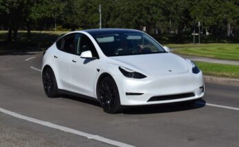 Elektromobil Tesla Model 3. foto: Shutterstock.com