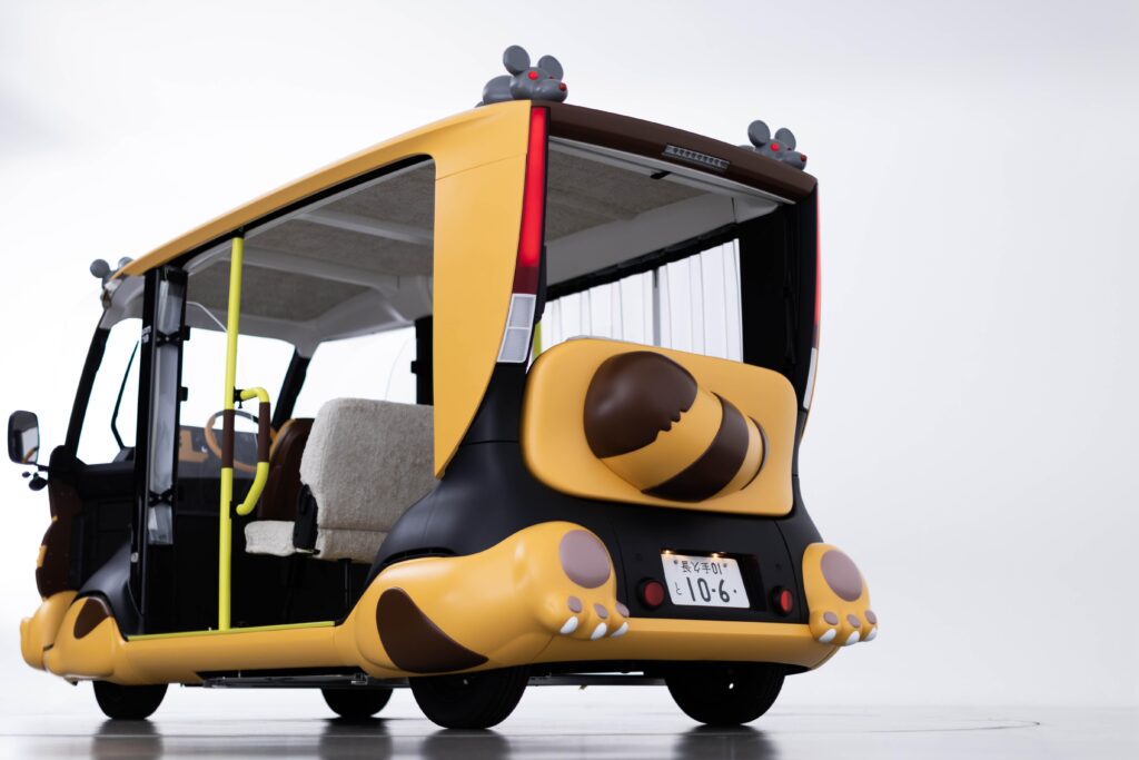 Kočičí elektrický autobus Toyota.