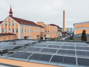 Baterie o celkové kapacitě 600 kWh ve sklárně Moser jsou sestaveny v ČR z akumulátorů určených původně do elektromobilů. foto: ČEZ ESCO