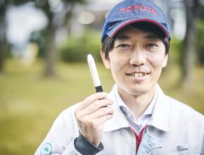 Člen výzkumného týmu Mori s umělým prstem. foto: Toyota