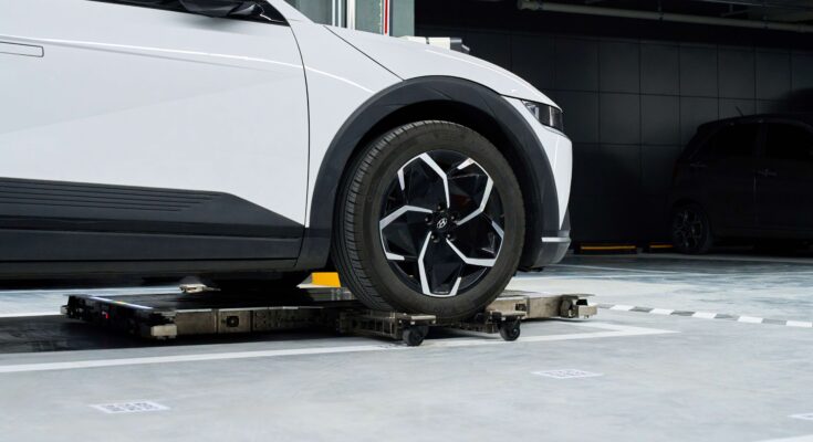 Parkovací robot dokáže autonomně zaparkovat vozidla a manévrovat v omezených prostorech, "Smart Parking Control System" pro ovládání až 50 robotů současně. foto: Hyundai