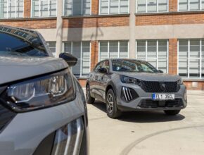 Zlínský kraj nakoupí 29 elektromobilů Peugeot e-2008, prvních šest dodaných vozů dostaly školy a dětské domovy. foto: Peugeot